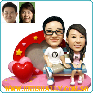 Custom 3D Caricature Couple Figurines On Heart Photo Frame